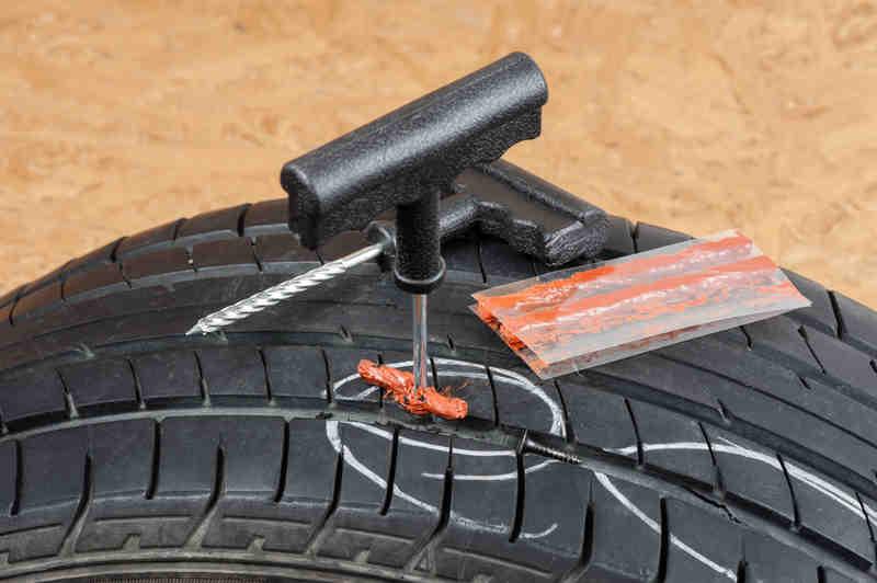Cómo reparar un pinchazo en un neumático sin cámara 2 Herramientas esenciales: lo que necesitas tener a mano
