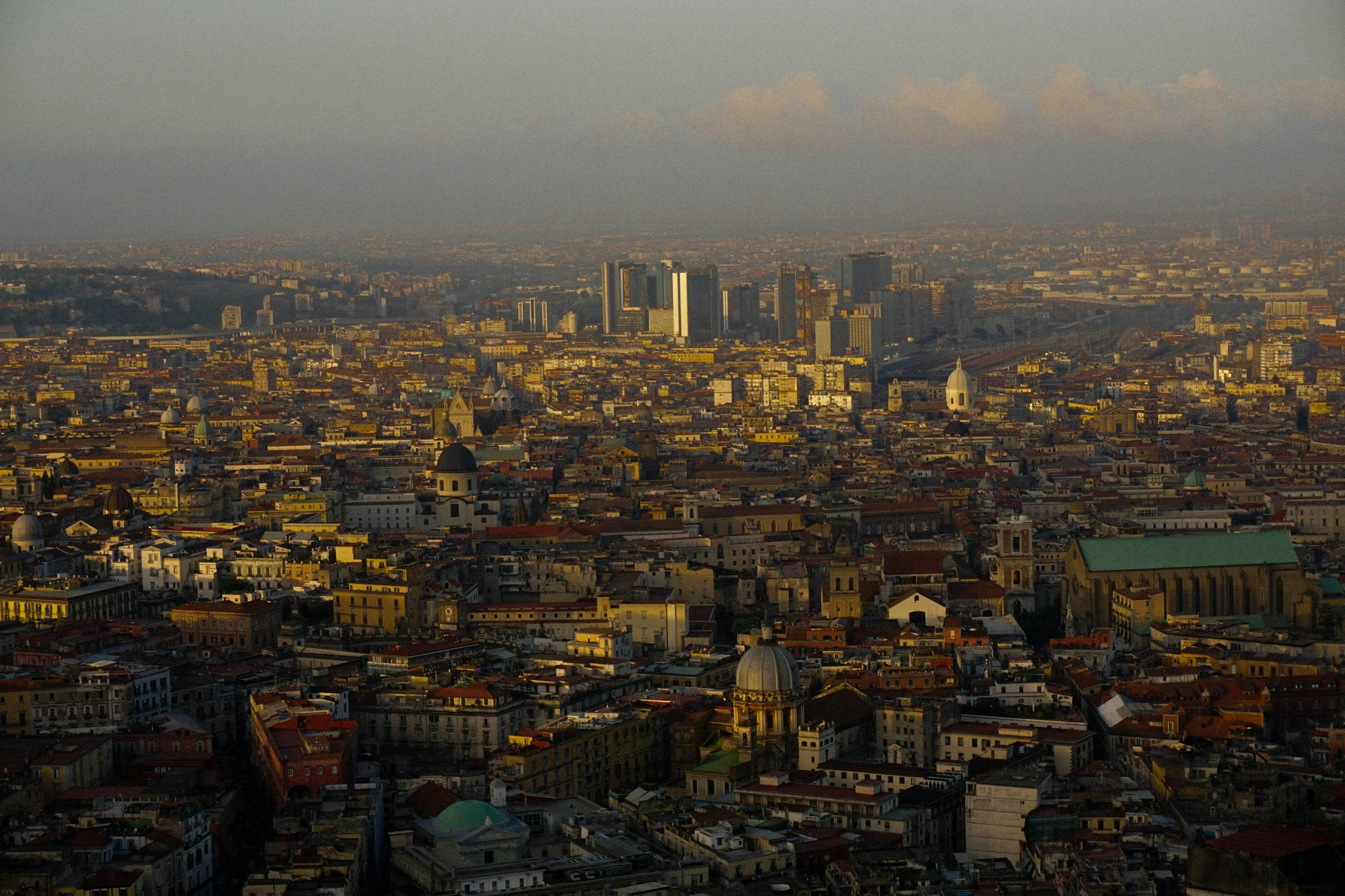 <p><b>Descubre Nápoles: 10 Imperdibles en Tu Visita</b></p> 3 10. Recorrer el casco histórico