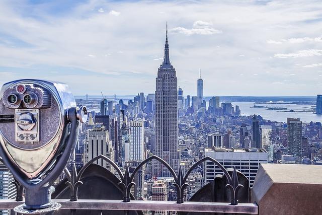 Empire State Building: Este famoso rascacielos, construido⁣ en 1931, ofrece vistas espectaculares de Nueva York y es un símbolo de ⁤la ciudad. Se recomienda comprar entradas‌ anticipadas para evitar colas