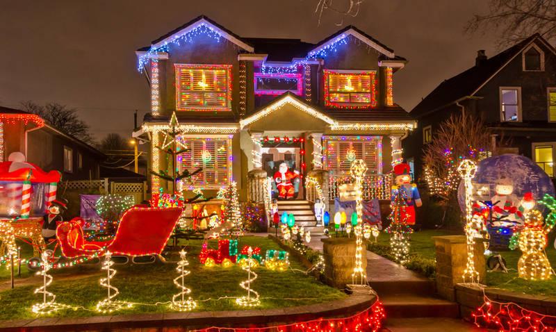 ¡Bienvenidos a la magia navideña de Estados ⁣Unidos! ‍Durante la época más festiva del año, hay destinos que se transforman en auténticos paraísos invernales llenos de luces, alegría y tradiciones. Aquí te presentamos una selección ​de‌ los⁢ mejores lugares⁣ donde puedes ​disfrutar de la⁢ Navidad​ y vivir ⁤experiencias⁢ inolvidables